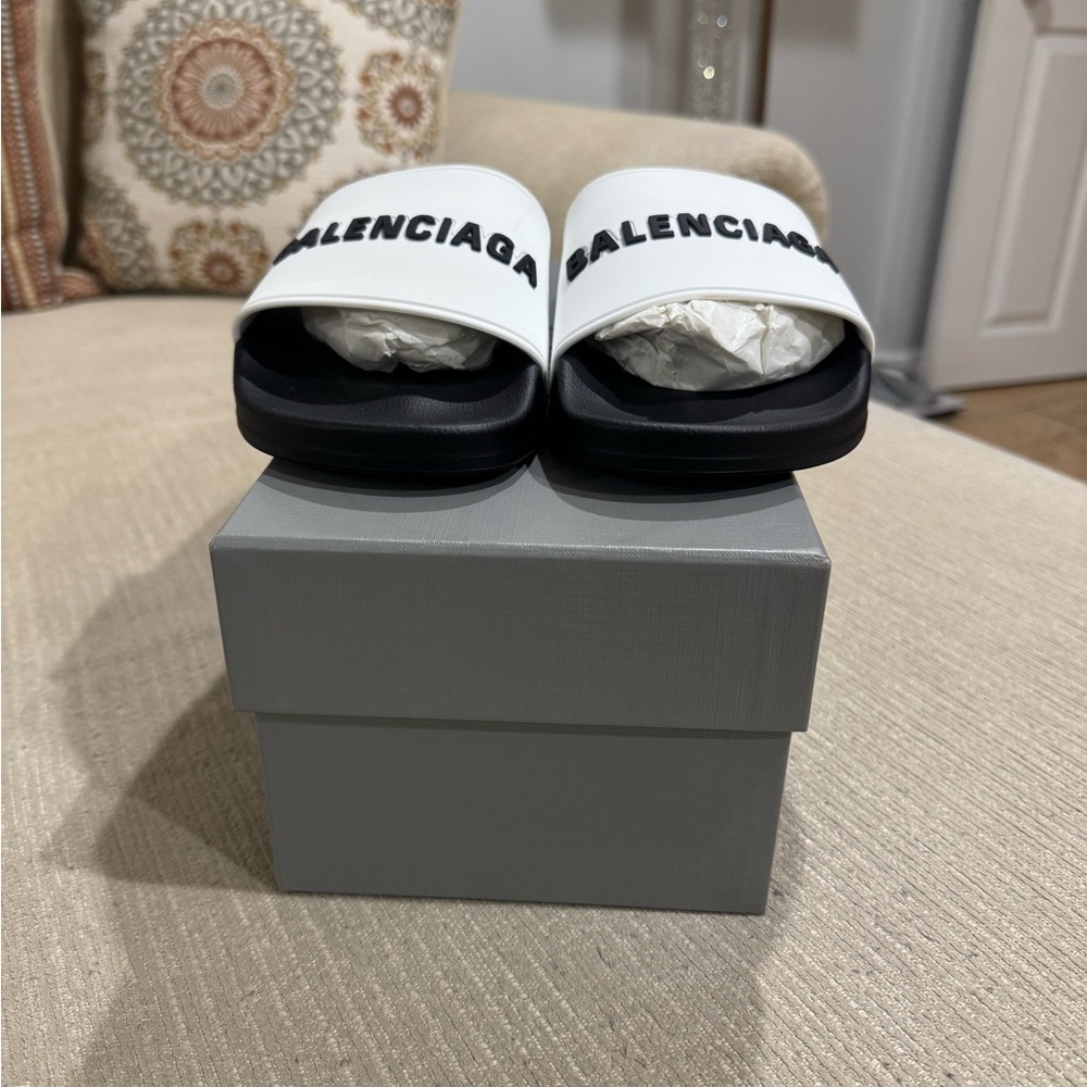 Balenciaga women’s logo pool slides /sandals black with white size 9 brand new